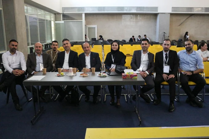 عکس جمعی همکاران در سالن کنفرانس