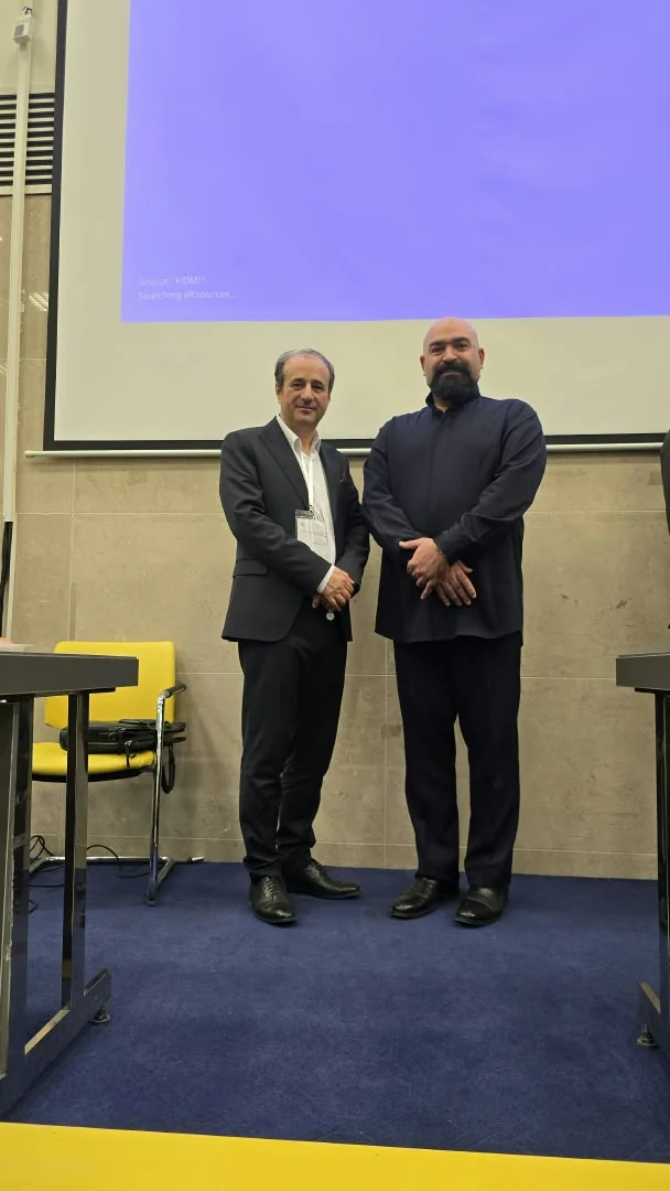 تصویر یادگاری در محل برگزاری کنفرانس